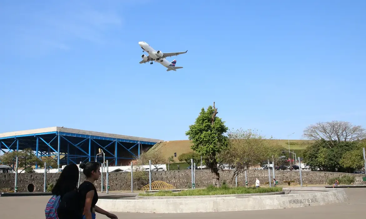 Drone atinge avião da Aerolíneas Argentinas no Galeão e caso é classificado como incidente