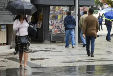 Ressaca provoca alerta no Rio com ondas de até 2,5 metros