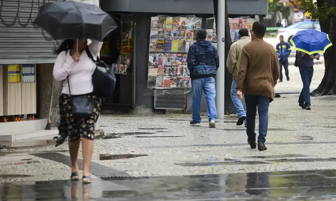 Ressaca provoca alerta no Rio com ondas de até 2,5 metros