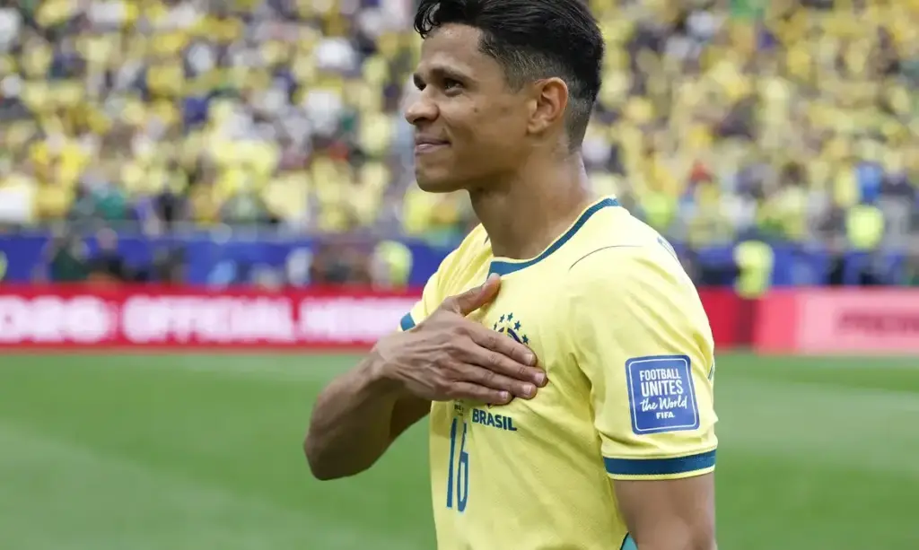 Douglas conquista espaço na seleção e leva experiência olímpica em busca do hexa