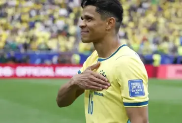 Douglas conquista espaço na seleção e leva experiência olímpica em busca do hexa
