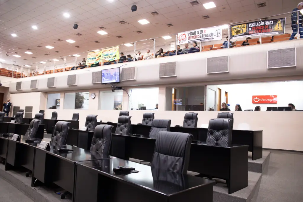 ALMT aperta o cerco e exige dados sobre servidores, obras do BRT e concursos públicos em MT