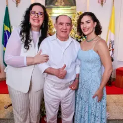 Dedé Santana relembra Os Trapalhões e emociona público