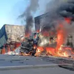 Carretas batem de frente e pegam fogo na BR-364, entre Mato Grosso e Rondônia