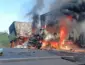 Carretas batem de frente e pegam fogo na BR-364, entre Mato Grosso e Rondônia