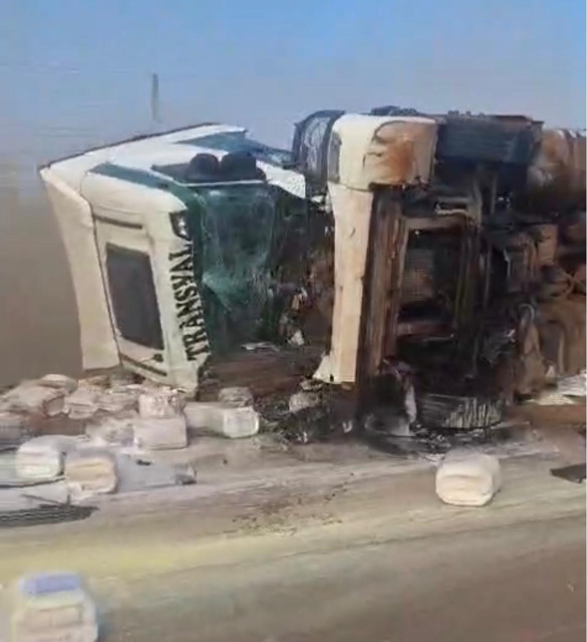 (VÍDEO) Colisão entre duas carretas provoca derramamento de cargas e interdita faixa da BR-364 em Cuiabá