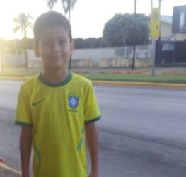 Menino de 8 anos desaparece após ser deixado sozinho em ponto de ônibus em Lucas do Rio Verde