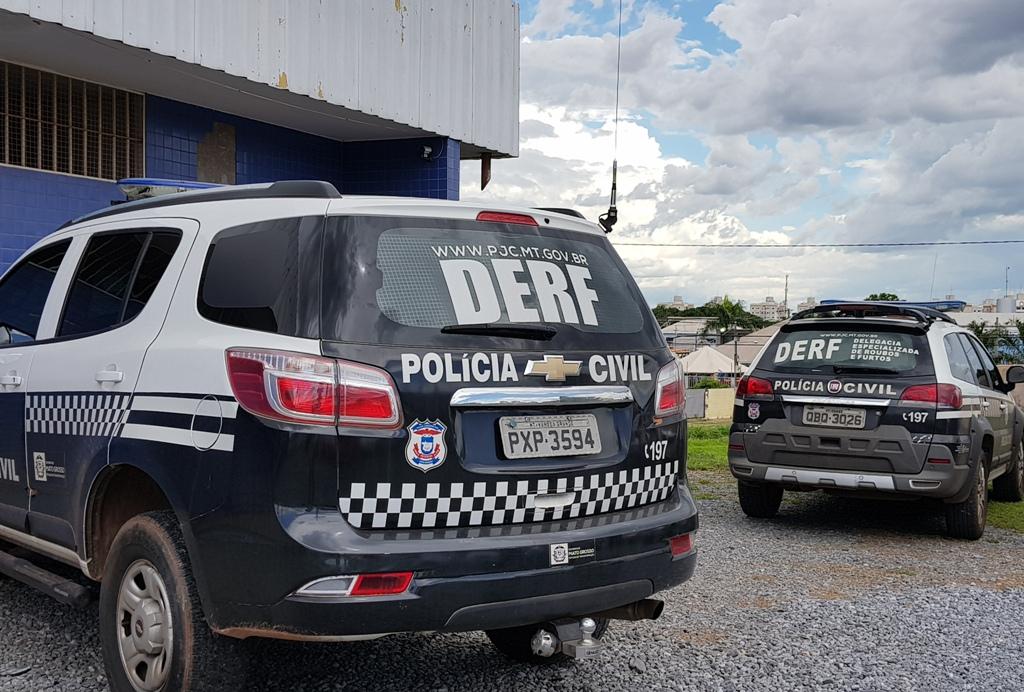 Foto de duas viaturas da delegacia especializada de roubos e furtos