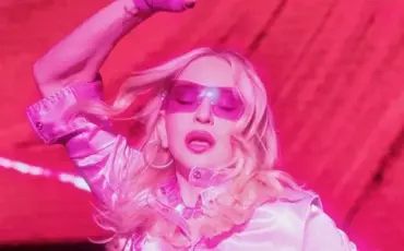 Madonna lidera parada e bate recorde histórico