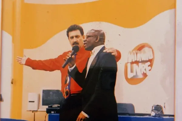 Azulão: ex-assistente de palco do Ratinho morre aos 95 anos