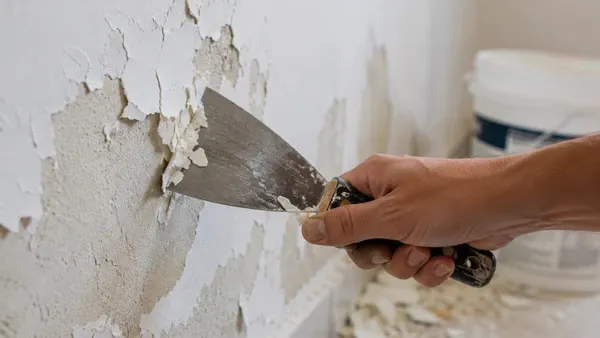 Parede descascando: como evitar bolhas antes da pintura