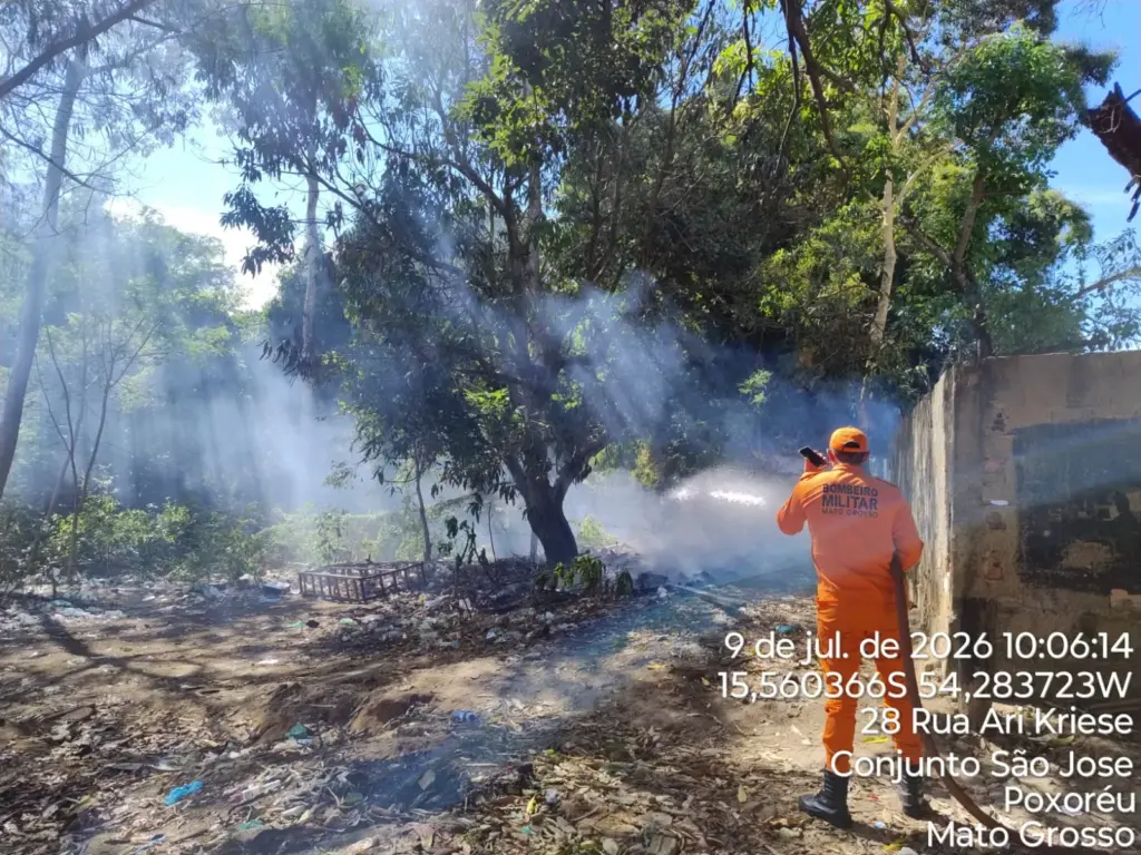 Incêndio subterrâneo em lixão clandestino desafia bombeiros e sufoca bairro em Primavera do Leste