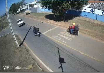 Entregadora por aplicativo morre após colisão entre motocicleta e caminhonete em Rondonópolis
