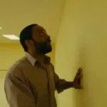 Backrooms chega ao streaming após sucesso nos cinemas