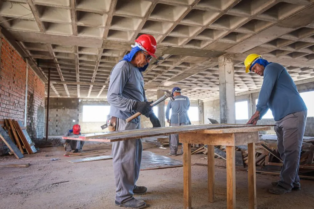 Com obras nos 142 municípios, Governo de MT consolida asfalto em 100% do estado