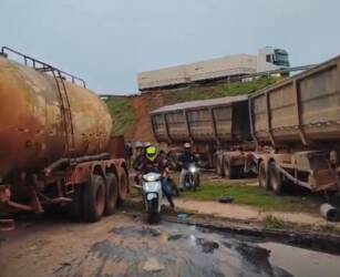 Colisão entre carretas provoca tombamento e interdita marginal da BR-364 em Cuiabá