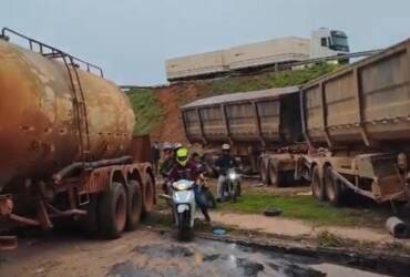 Colisão entre carretas provoca tombamento e interdita marginal da BR-364 em Cuiabá