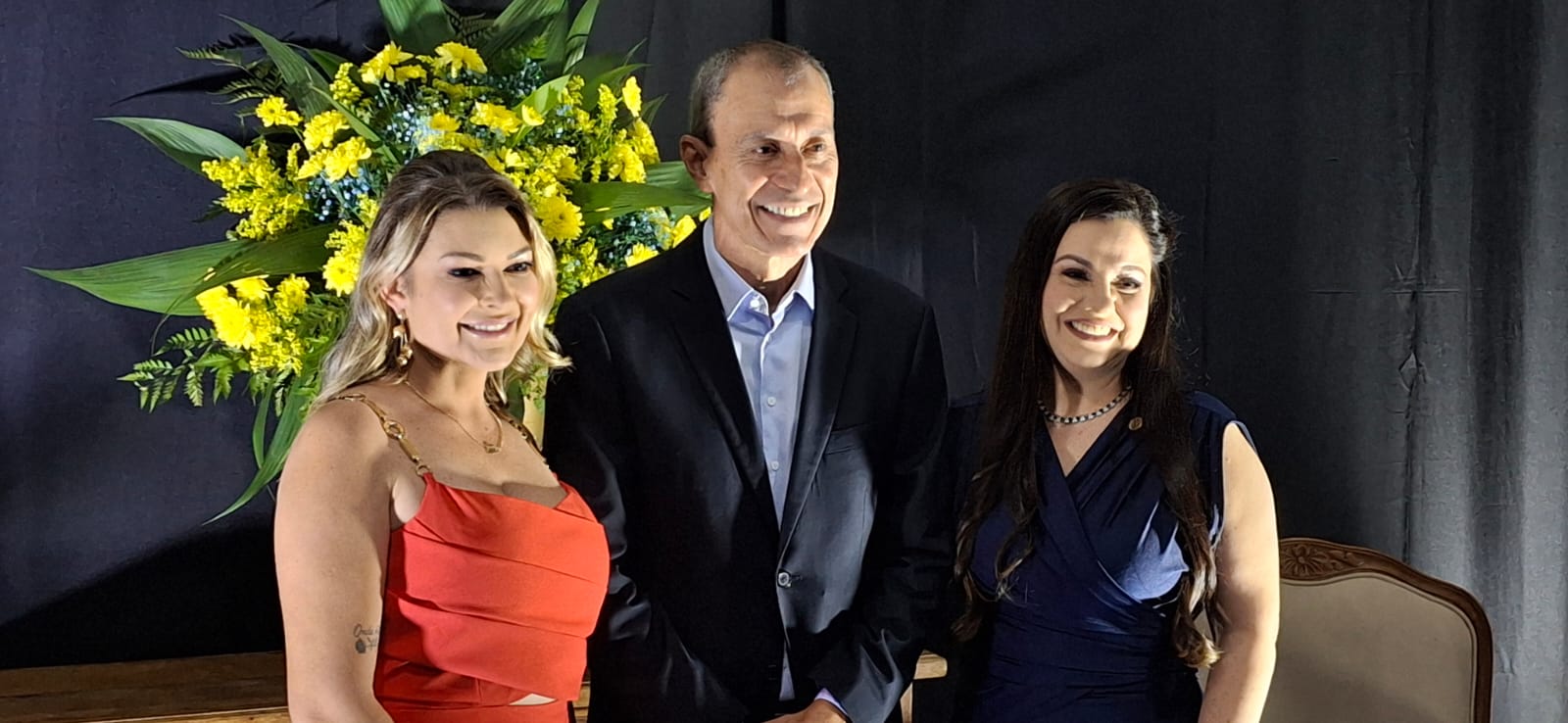 O Rotary Club de Lucas do Rio Verde realizou, na noite de quarta-feira (8), a cerimônia de transmissão de cargos da diretoria para a gestão 2026/2027. O evento reuniu associados, autoridades e convidados em uma noite de celebração ao voluntariado, com homenagens, música ao vivo e jantar de confraternização.A presidência do clube foi transmitida de Mônica Albieri para Ana Maria Bonfarini, que assume a missão de dar continuidade aos projetos desenvolvidos pela entidade no município.
Durante a solenidade, o prefeito Miguel Vaz e o vereador Márcio Albieri, também integrante do Rotary Club, receberam o título Paul Harris, a maior honraria concedida pelo Rotary Internacional a pessoas que se destacam pelo apoio às ações e aos princípios da instituição.
Legado de trabalho
Ao encerrar dois anos à frente do clube, Mônica Albieri falou sobre o sentimento de gratidão e a responsabilidade de conduzir uma entidade com forte atuação social.
“É um prazer muito, muito grande, mas é uma responsabilidade ainda maior. Hoje o coração está explodindo de alegria, de gratidão”, afirmou.
Ela destacou que a gestão foi marcada por muito trabalho e pela consolidação de projetos de impacto social, como o Banco Ortopédico e o Eco Rotary, iniciativa voltada à destinação correta do lixo eletrônico.
“Foi um período de muito trabalho, mas agora coroando com excelência. Não é o trabalho da Mônica Albieri, é de todo o Rotary Club de Lucas do Rio Verde”, disse.
Mônica também ressaltou a importância da diretoria e dos companheiros de clube no desenvolvimento das ações.
“Sem a minha diretoria eu não tenho nem palavras para pontuar o quanto eles foram importantes. Foram leais, não me abandonaram em nenhum momento”, declarou.
Sobre a transição de comando, ela reforçou que o Rotary mantém a continuidade entre as gestões.
“O Rotary é uma engrenagem, onde não há ruptura de uma gestão para outra. Da mesma forma que a Ana esteve ao meu lado me ajudando, eu estarei ao lado dela também em todos os momentos”, afirmou.
Continuidade dos projetos
Em seu primeiro discurso como presidente, Ana Maria Bonfarini disse assumir o cargo com entusiasmo e senso de responsabilidade.
“É muito gratificante poder ser escolhida. É uma responsabilidade muito grande, mas vamos pra frente, porque juntos somos mais fortes”, afirmou.
Integrante do Rotary há dez anos, Ana destacou que o principal compromisso da nova diretoria será dar sequência aos projetos já consolidados, especialmente o Eco Rotary.
“O nosso foco principal é o lixo eletrônico, que é um projeto maravilhoso e ajuda a comunidade e o meio ambiente também”, disse.
A nova presidente também ressaltou o espírito de companheirismo que marca a instituição.
“O bacana é poder contar com os companheiros, que sempre estão se dedicando. O Rotary é isso: companheirismo. Na verdade, é dar de si sem pensar em si, esse é o nosso lema”, afirmou.
Ana reforçou ainda que o trabalho voluntário realizado pelo clube beneficia diretamente a comunidade.
“Muita gente às vezes nem sabe o que é o Rotary, porque o nosso trabalho é voluntário. Nós trabalhamos para a nossa comunidade, e isso faz um bem para todos”, destacou.
Reconhecimento ao trabalho voluntário
Presente na cerimônia, o prefeito Miguel Vaz destacou a importância do Rotary Club como parceiro da administração pública na execução de projetos voltados ao bem-estar da população.
“O Rotary é um clube de serviço, um clube que serve. Eu particularmente tive a oportunidade de ser rotariano por alguns anos”, lembrou.
Ele ressaltou que a entidade atua como um braço importante da sociedade em ações de interesse coletivo.
“Quando ele atua na sociedade, ele serve de alguma forma. Tem o banco ortopédico, que é uma excelente referência aqui, e o projeto do lixo eletrônico e da reciclagem, que estamos fazendo em parceria entre o poder público e o Rotary Club”, afirmou.
Miguel Vaz também destacou outras iniciativas desenvolvidas pelo clube nas áreas de saúde e assistência comunitária.
“São vários serviços que o Rotary Club presta à sociedade. Por esse motivo estou aqui para prestigiar essa troca de mandato e parabenizar a presidente que está entrando e a que está saindo também”, disse.
O prefeito ainda fez questão de elogiar a atuação feminina na condução da entidade.
“São as mulheres que estão à frente. Então parabéns às mulheres comandando o Rotary Club e servindo a sociedade de Lucas do Rio Verde”, completou.
Além da posse da nova diretoria, a noite teve um significado especial para Ana Maria Bonfarini, que comemorou aniversário na mesma data em que assumiu oficialmente a presidência do Rotary Club de Lucas do Rio Verde.