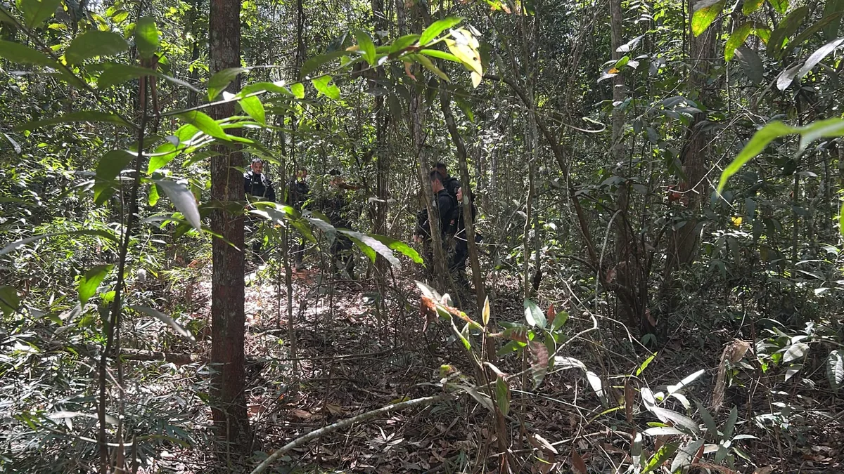 Homem é encontrado morto em área de mata no bairro Tessele Júnior, em Lucas do Rio Verde. Polícia faz buscas após denúncia de possível segundo corpo.