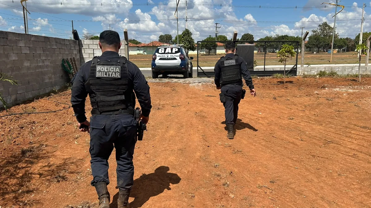 Homem é encontrado morto em área de mata no bairro Tessele Júnior, em Lucas do Rio Verde. Polícia faz buscas após denúncia de possível segundo corpo.
