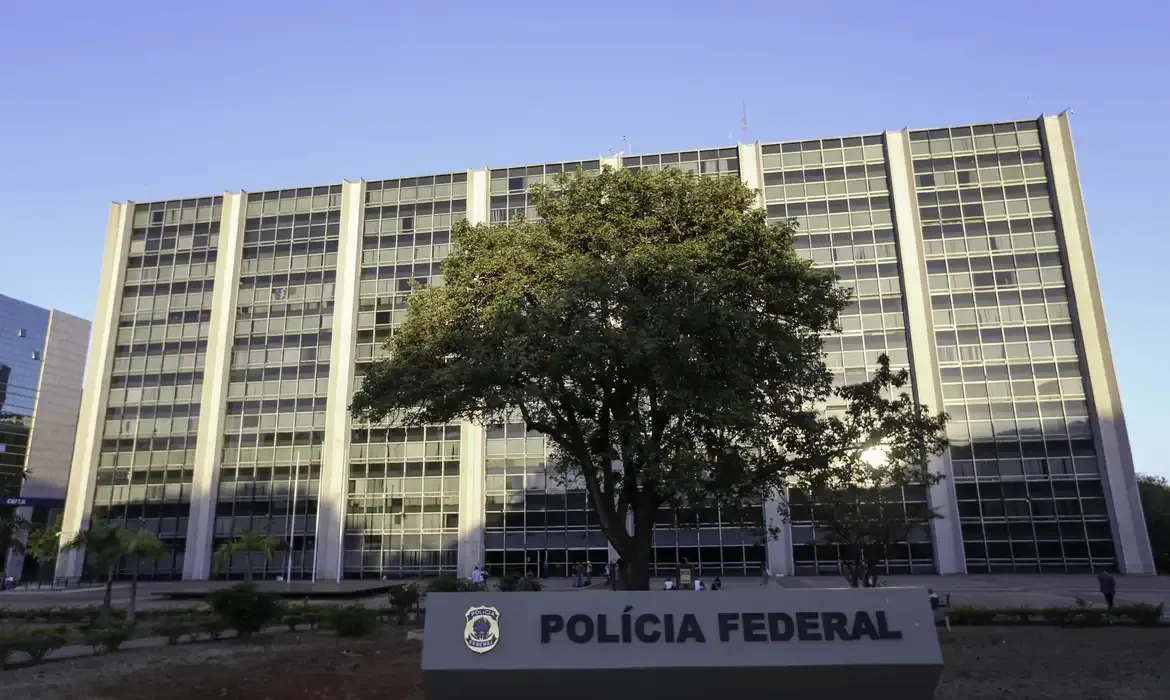 Polícia Federal deflagra operação contra lavagem de dinheiro ligada ao PCC
