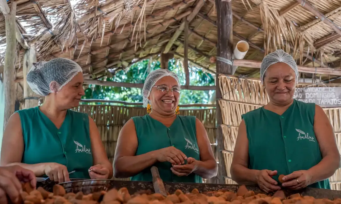 Biocosméticos impulsionam bioeconomia ribeirinha no oeste do Pará