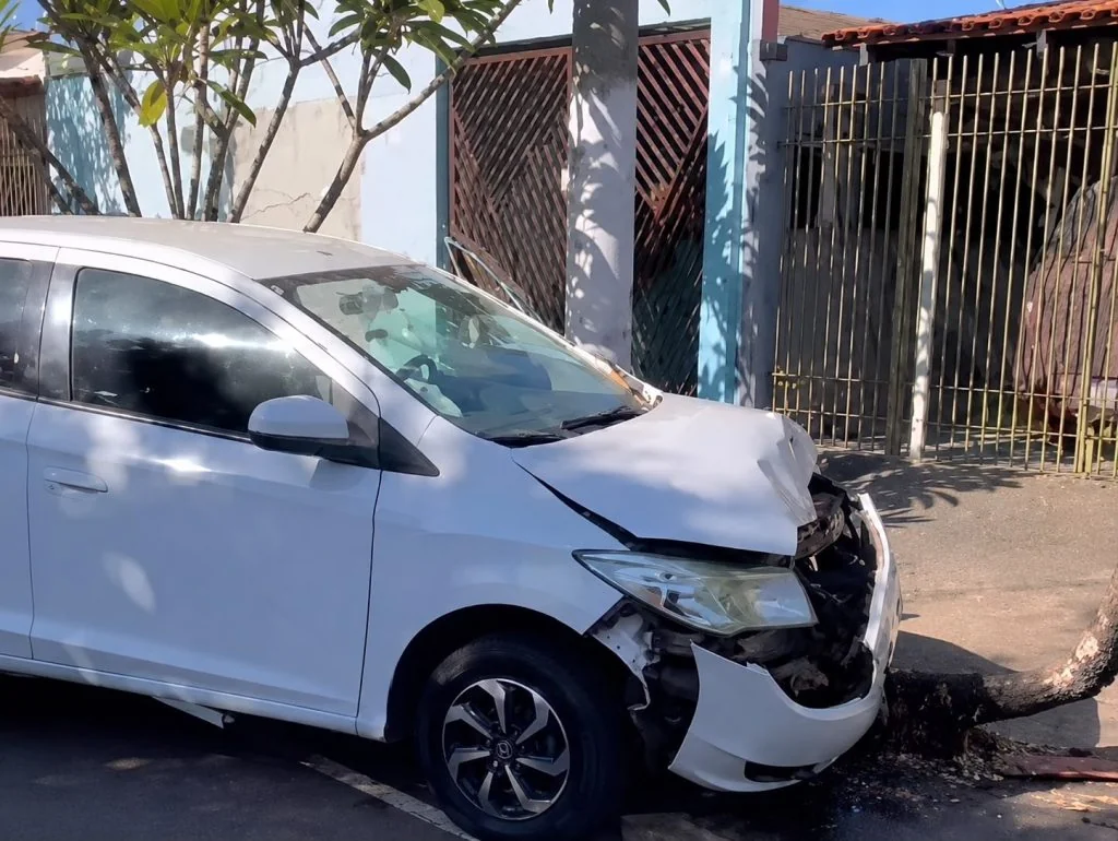 Polícia Militar prende motorista bêbado que bateu carro em árvore no centro de Rondonópolis