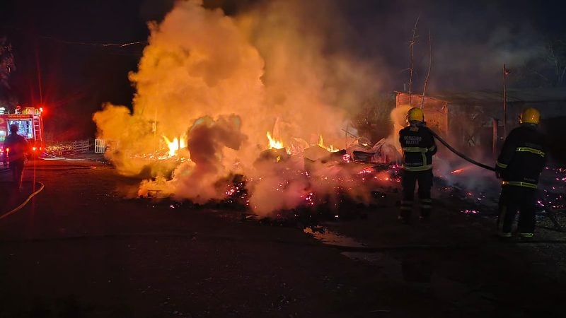 Incêndio em veículo atinge residência e depósito de paletes no bairro Pedra 90, em Cuiabá