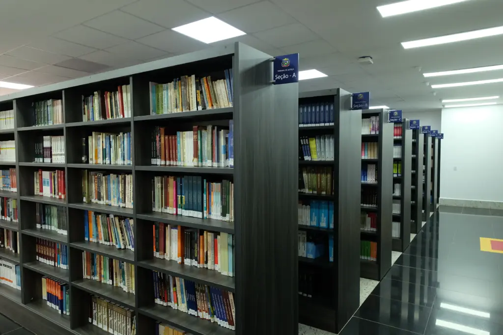 Biblioteca do TJMT oferece 32 cabines de estudo e acervo com 18 mil exemplares em Cuiabá