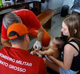 Foto dos bombeiros removendo anel preso no dedo do bebê
