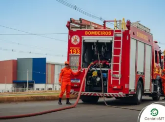 Corpo de bombeiros atendendo ocorrência