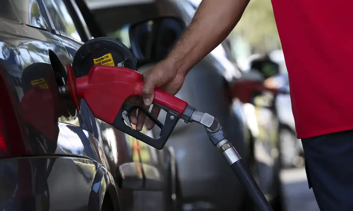 Etanol na gasolina tem aumento adiado pelo governo após pedido de testes