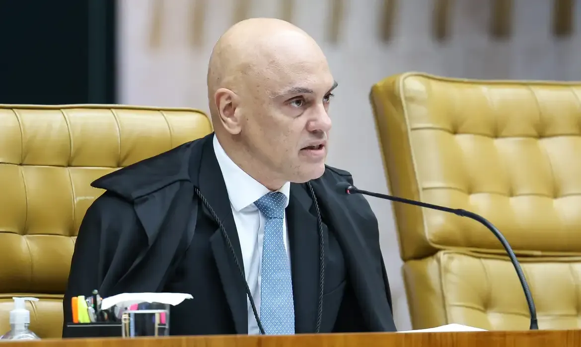Tornozeleira de Débora do Batom leva Moraes a pedir explicações sobre falhas