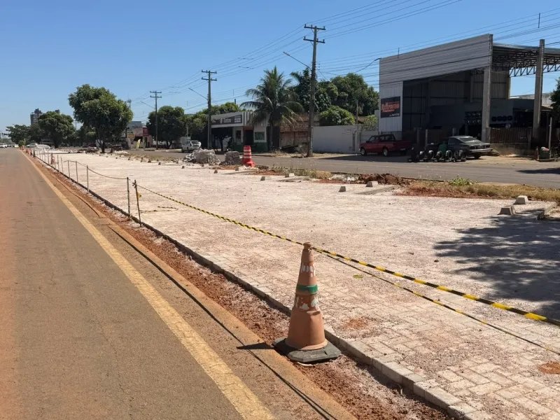 Estacionamento no canteiro central da Avenida Joaquim Socreppa entra na reta final em Sinop