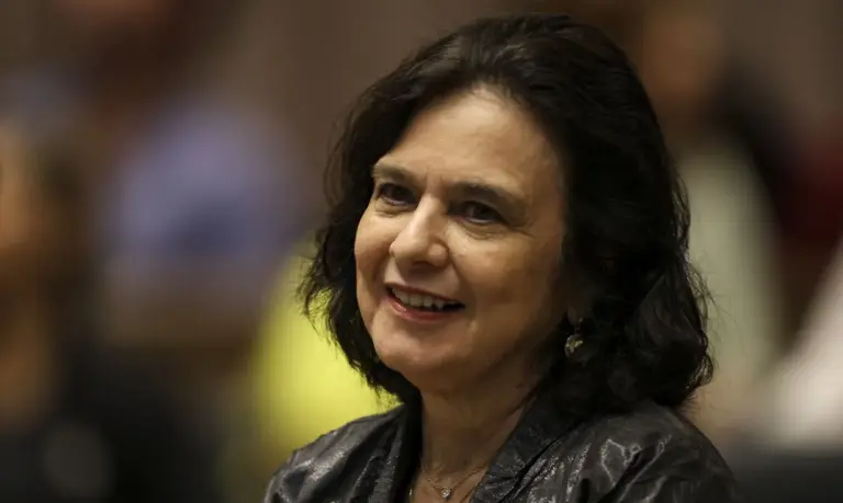 Pandemia: Nísia Trindade lança livro sobre bastidores da covid-19