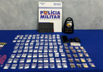 Diversas trouxinhas de cocaína apreendida pela PM