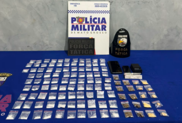 Diversas trouxinhas de cocaína apreendida pela PM