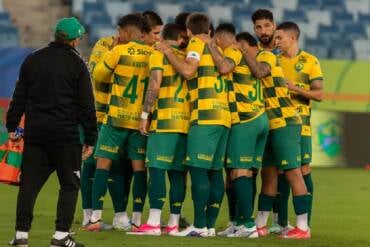 São Bernardo x Cuiabá: onde assistir ao vivo e prováveis escalações pela Série B. Imagem: AssCom Dourado