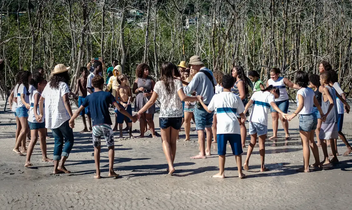 Manguezal inspira projeto que une música e educação ambiental no Rio