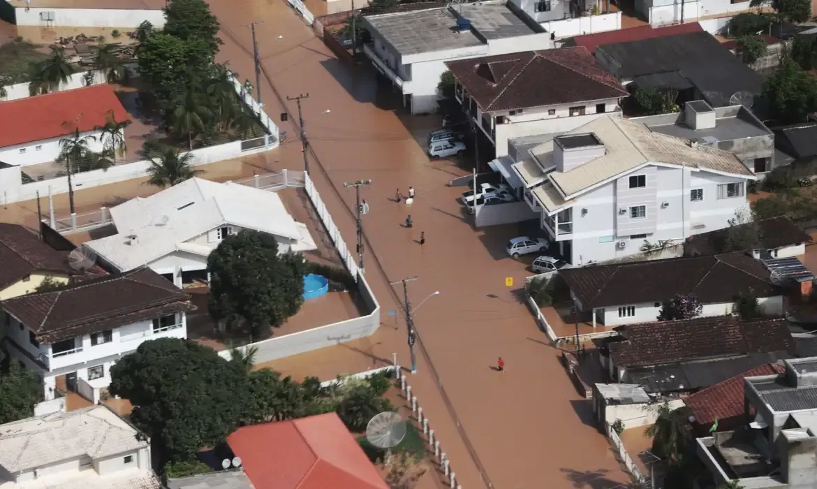 Temporal ameaça regiões de Santa Catarina com chuva intensa e ventos fortes