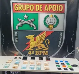 Dinheiro e cartões apreendidos pelo GAP do 4° batalhão de polícia militar