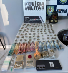Drogas, dinheiro e celular apreendidos em operação da PM