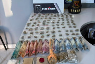 Drogas, dinheiro e celular apreendidos em operação da PM