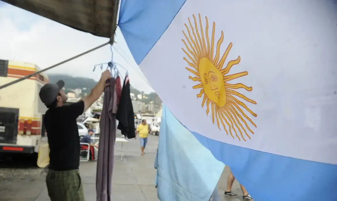 Vulnerabilidade atinge quase metade dos jovens na Argentina, aponta pesquisa