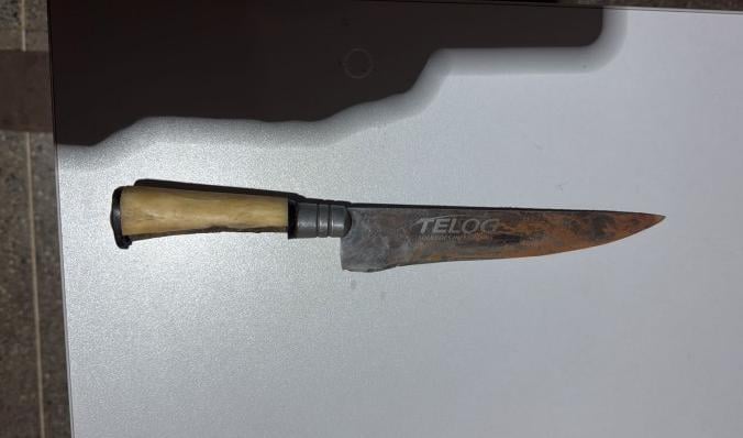 Mulher é presa em flagrante após esfaquear marido de 71 anos no pescoço em Água Boa