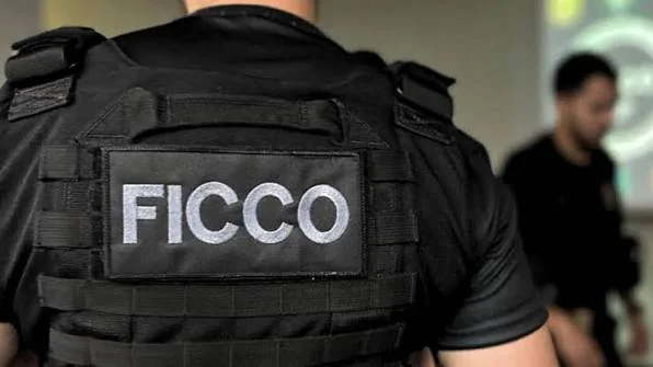 Policial da FICCO de costas, dando destaque à logo do regimento