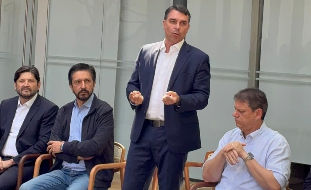 Flávio Bolsonaro diz que respeita decisão do PP sobre Tereza Cristina e que seguirá buscando vice: 'Até dia 5 tudo pode acontecer'