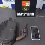 Grupo de Apoio da PM intercepta motociclista com revólver no guidão em Barra do Garças
