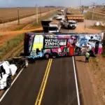 Após show em Mato Grosso, ônibus de cantor se envolve em colisão com duas carretas na MT-130 (vídeo)