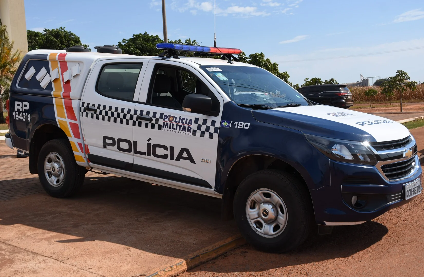 Mulher é presa em flagrante após agredir marido, quebrar móveis e causar confusão na madrugada em Alto Araguaia